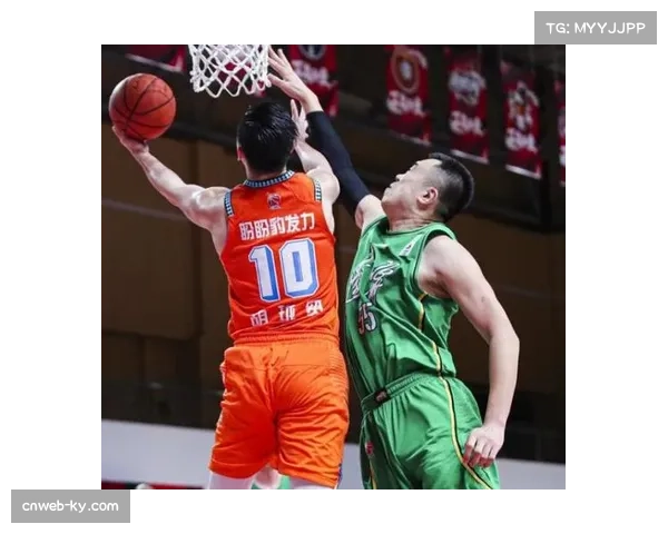 包装工防守二线表现稳健 限制巨人外接群接球成功率